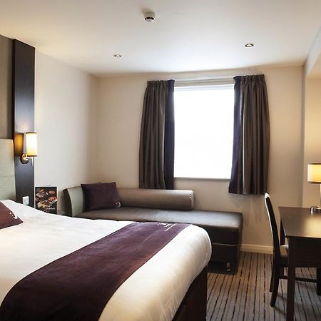 Premier Inn High Wycombe/Beaconsfield ภายนอก รูปภาพ