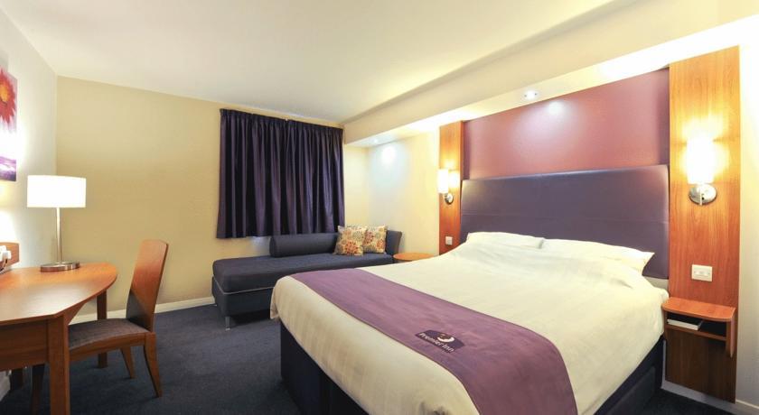 Premier Inn High Wycombe/Beaconsfield ภายนอก รูปภาพ