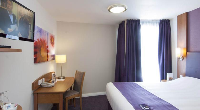 Premier Inn High Wycombe/Beaconsfield ภายนอก รูปภาพ