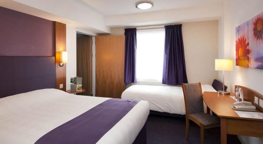 Premier Inn High Wycombe/Beaconsfield ภายนอก รูปภาพ