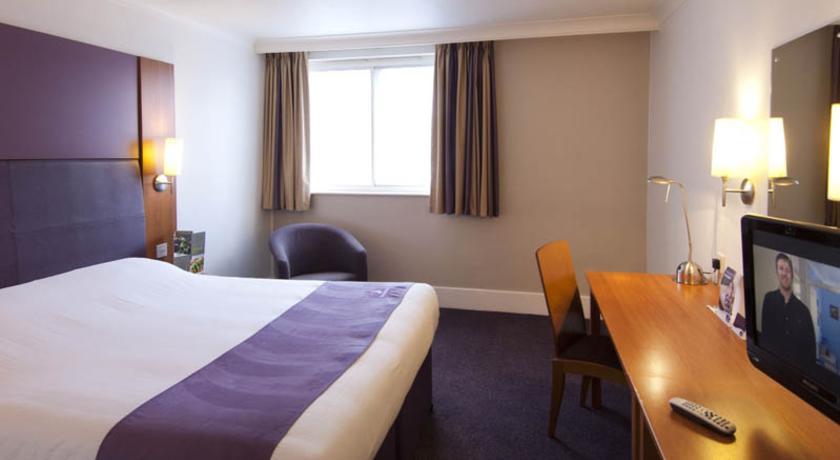 Premier Inn High Wycombe/Beaconsfield ภายนอก รูปภาพ