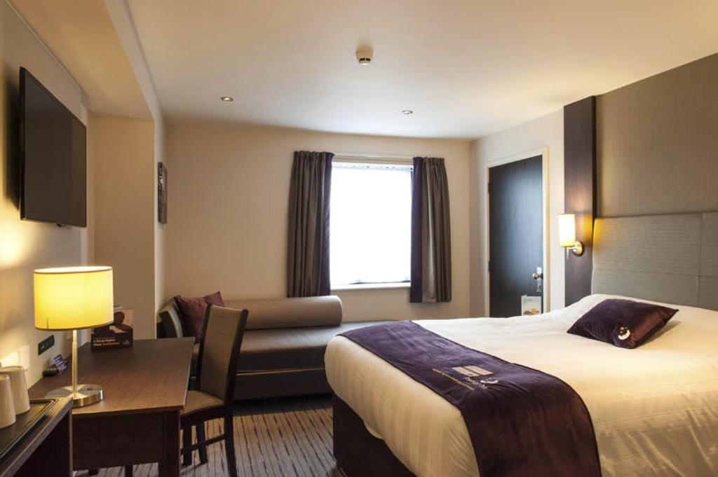 Premier Inn High Wycombe/Beaconsfield ภายนอก รูปภาพ