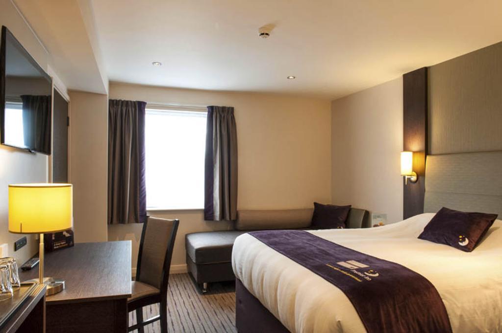Premier Inn High Wycombe/Beaconsfield ภายนอก รูปภาพ