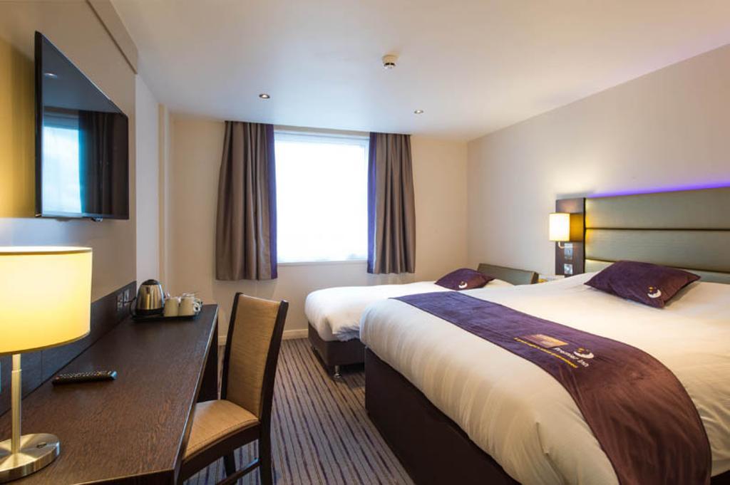 Premier Inn High Wycombe/Beaconsfield ภายนอก รูปภาพ