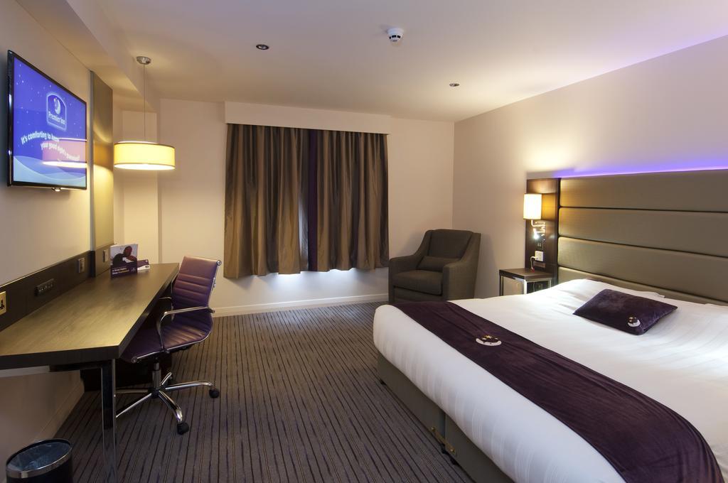 Premier Inn High Wycombe/Beaconsfield ภายนอก รูปภาพ