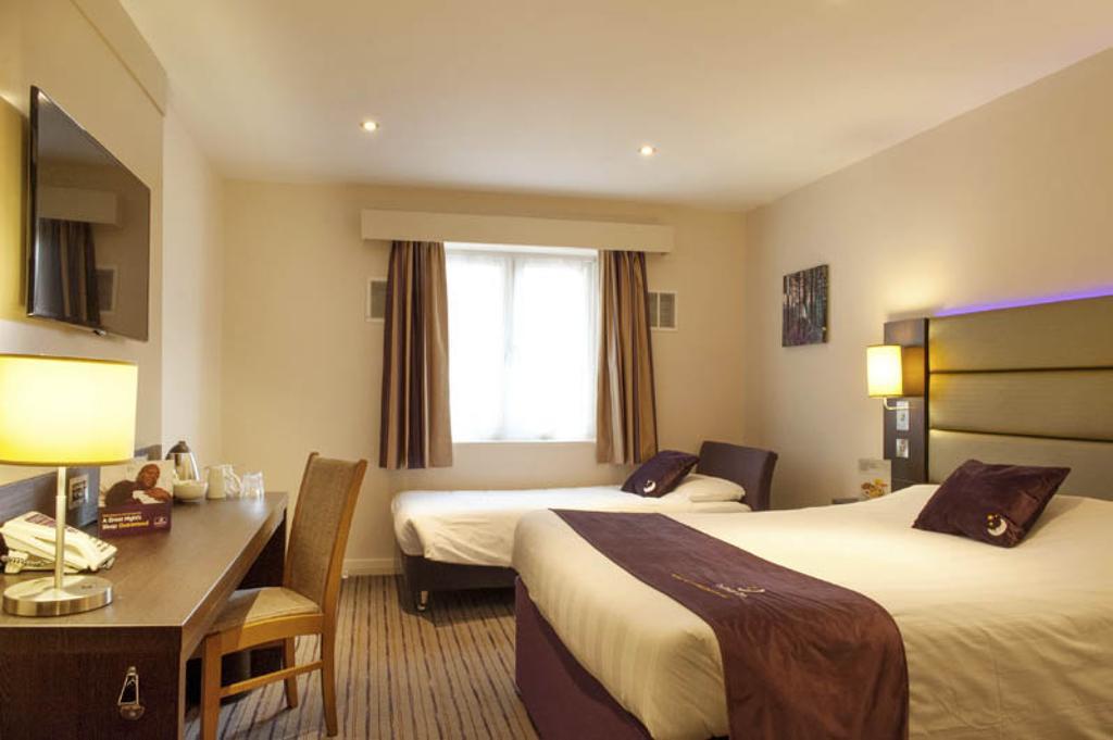 Premier Inn High Wycombe/Beaconsfield ภายนอก รูปภาพ