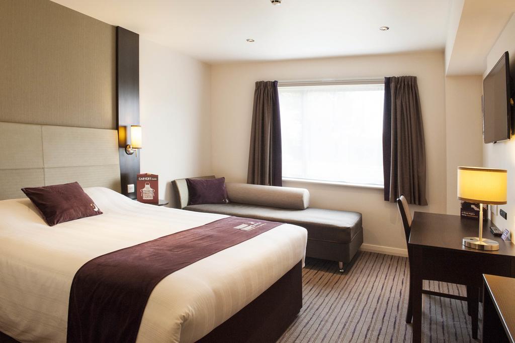 Premier Inn High Wycombe/Beaconsfield ภายนอก รูปภาพ