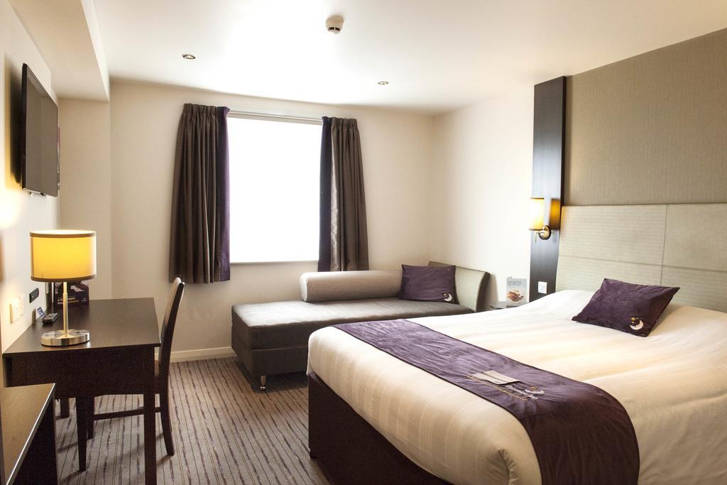Premier Inn High Wycombe/Beaconsfield ภายนอก รูปภาพ
