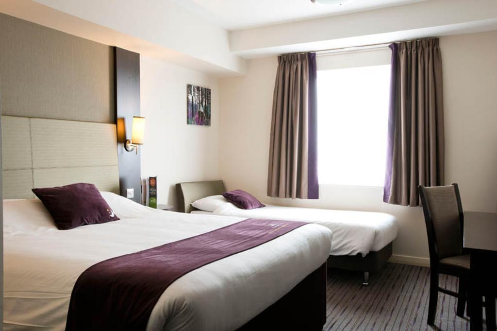 Premier Inn High Wycombe/Beaconsfield ภายนอก รูปภาพ