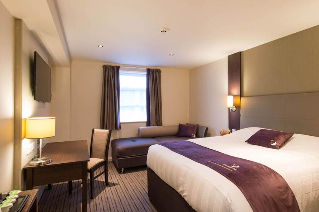 Premier Inn High Wycombe/Beaconsfield ภายนอก รูปภาพ