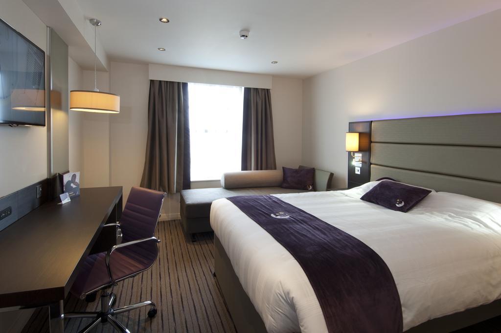 Premier Inn High Wycombe/Beaconsfield ภายนอก รูปภาพ