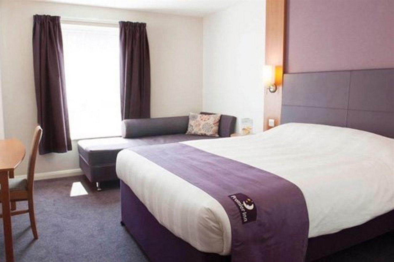 Premier Inn High Wycombe/Beaconsfield ภายนอก รูปภาพ