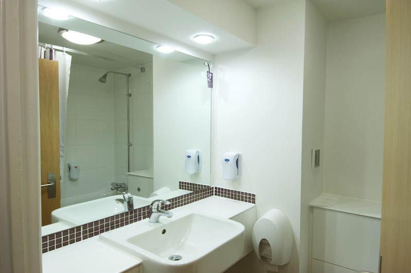 Premier Inn High Wycombe/Beaconsfield ภายนอก รูปภาพ