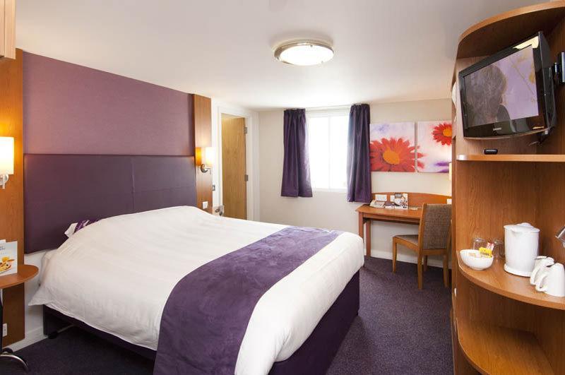 Premier Inn High Wycombe/Beaconsfield ภายนอก รูปภาพ