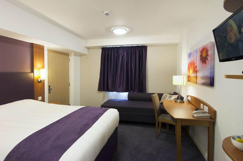 Premier Inn High Wycombe/Beaconsfield ภายนอก รูปภาพ